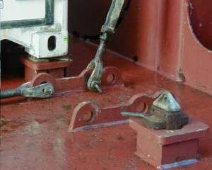 800px-twistlock_and_lashing_rods Twistlock mechanism